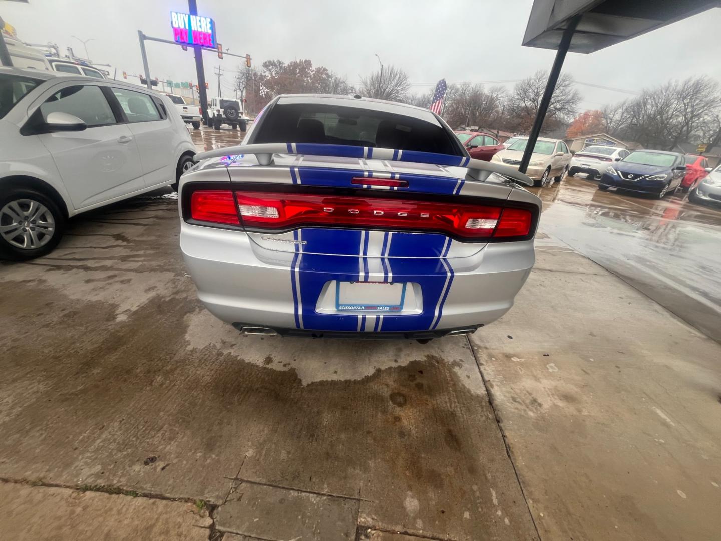 2012 SILVER DODGE CHARGER SE SE (2C3CDXBG9CH) with an 3.6L V6 DOHC 24V engine, 5-Speed Automatic transmission, located at 8101 E. Skelly Dr., Tulsa, OK, 74129, (918) 592-3593, 36.121891, -95.888802 - Photo#4